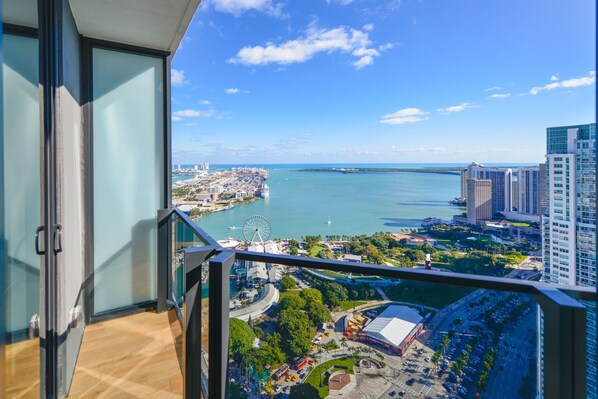 Deluxe Apartment | Balcony - Exclusive Studio Next to the Bayside (Miami)