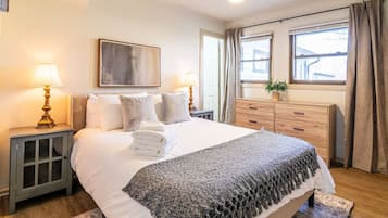 3 bedrooms, desk, iron/ironing board, travel crib