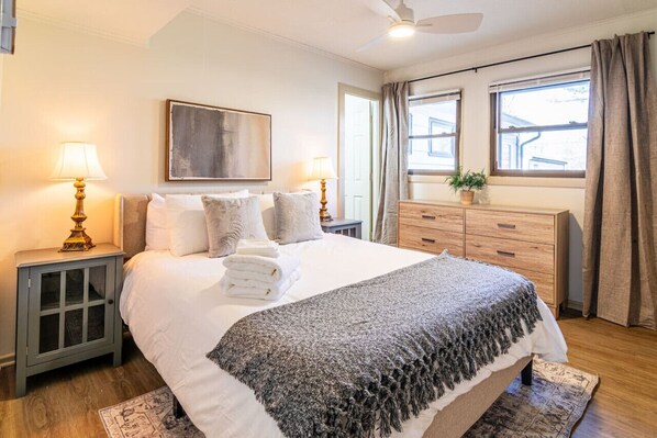 3 habitaciones, escritorio y tabla de planchar con plancha