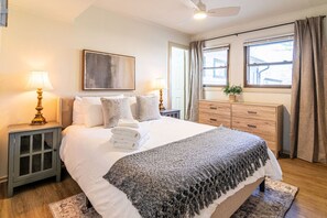 3 chambres, bureau, fer et planche à repasser, lit parapluie