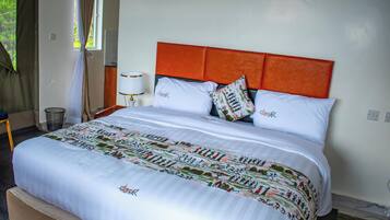 Telt – premium | Safe på rommet, individuelt dekorert, individuelt innredet og skrivebord