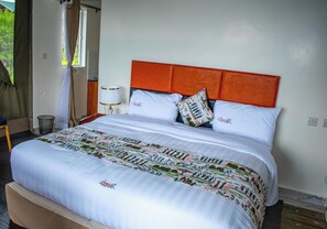 Telt – premium | Safe på rommet, individuelt dekorert, individuelt innredet og skrivebord