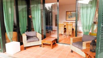 Deluxe Villa | Living area