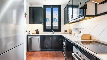Deluxe Villa | Private kitchen | Full-size fridge, oven, cookware/dishes/utensils, dining tables
