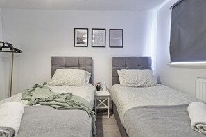 3 bedrooms, iron/ironing board, WiFi, bed sheets - Beautifully Modern Retreat in Basildon With Garden (Essex)