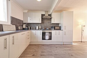 Kjøleskap, mikrobølgeovn, ovn og kokeplater