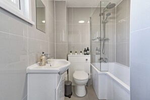 Hair dryer - Beautifully Modern Retreat in Basildon With Garden (Essex)