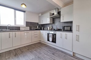 Kylskåp, mikrovågsugn, ugn och spishäll