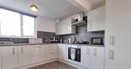 Beautifully Modern Retreat in Basildon With Garden