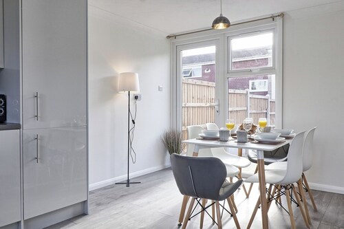 Beautifully Modern Retreat in Basildon With Garden