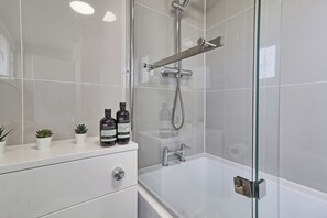 Hair dryer - Beautifully Modern Retreat in Basildon With Garden (Essex)