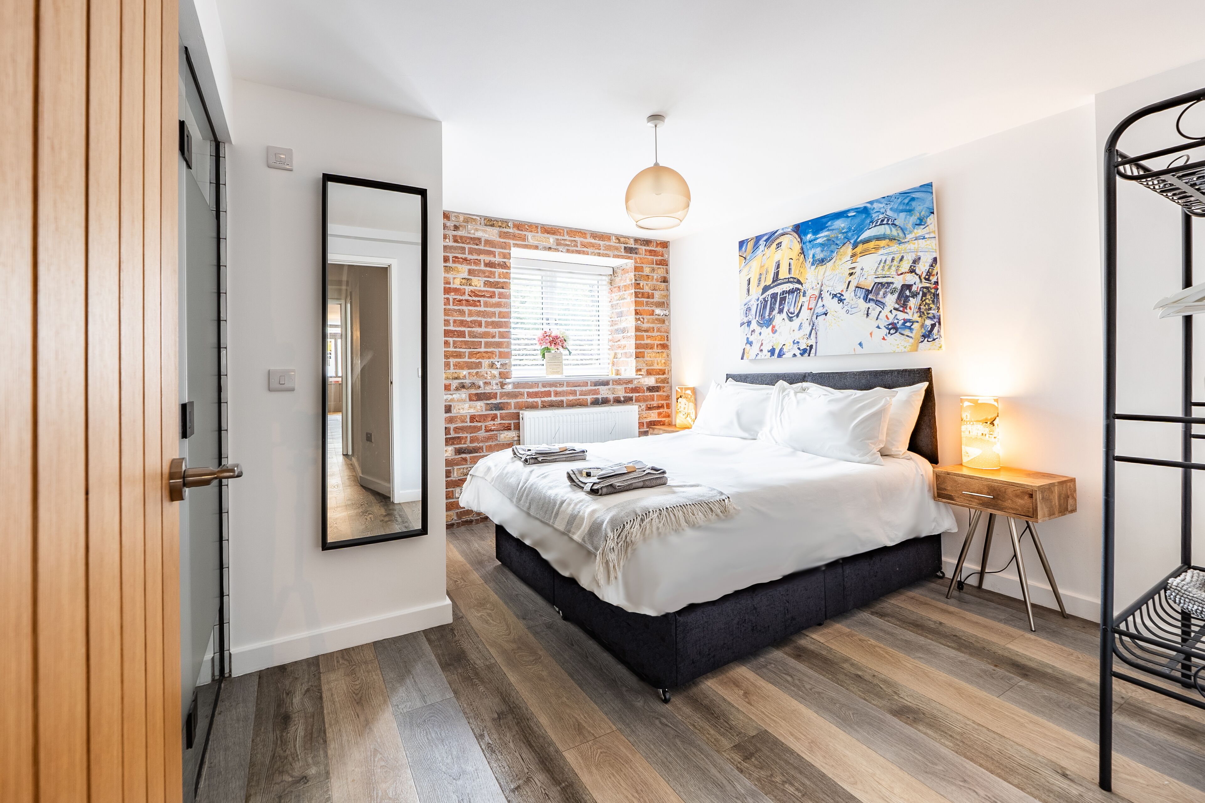 2 habitaciones, tabla de planchar con plancha y cuna de viaje 