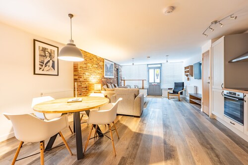 The Old Antique Shop Town Centre Stylish House