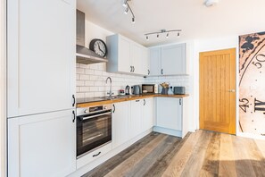 Jääkaappi, mikroaaltouuni, astianpesukone