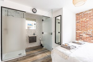 Douche, sèche-cheveux, serviettes fournies, savon