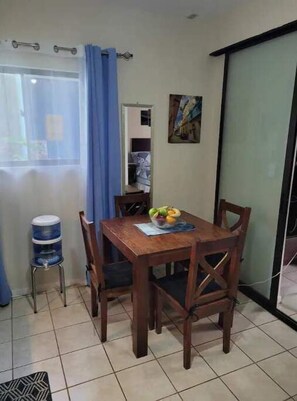 Dining - Craig's Coco Condo (Liberia)