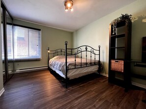 2 chambres, fer et planche à repasser, Wi-Fi, draps fournis