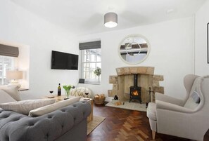 TV - Beautiful Historic High Street Cottage in Burford (Burford)