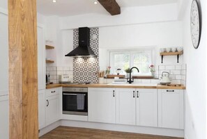Private kitchen - Beautiful Historic High Street Cottage in Burford (Burford)