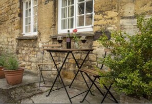 Outdoor dining - Beautiful Historic High Street Cottage in Burford (Burford)