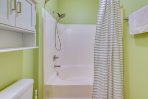 Een haardroger, handdoeken