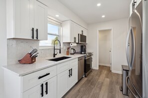 KĂŒhlschrank, Mikrowelle, Ofen, GeschirrspĂŒler