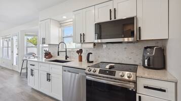 Réfrigérateur, micro-ondes, four, lave-vaisselle