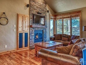 Smart TV, fireplace - O’Malley Cabin At Brasada Ranch
(Powell Butte)