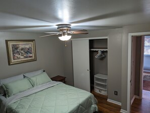 3 bedrooms, iron/ironing board, internet, bed sheets