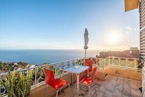 Outdoor dining - White Rabbit II by Madeira Sun Travel (Calheta)