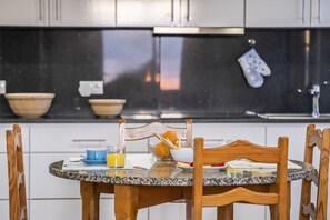 Kühlschrank, Mikrowelle, Ofen, Wasserkocher mit Kaffee-/Teezubehör