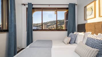 2 bedrooms, travel crib, free WiFi, bed sheets