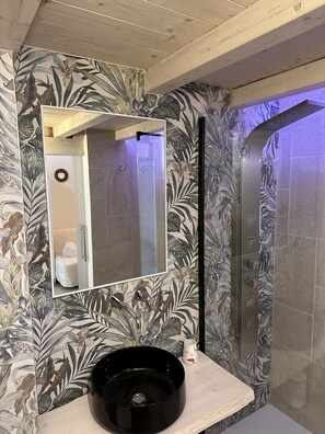 Dusche, Haartrockner, Bidet, Handtücher