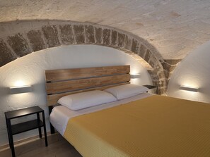 2 bedrooms, iron/ironing board, WiFi, bed sheets - 5-minute walk to the historic center and major attractions of the city (Bari)
