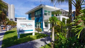 A modern building with a sign for Ivory Sands Beach Suites at 433 Coronado Drive. - Ivory Sands Beach Suites - Standard King (Clearwater)