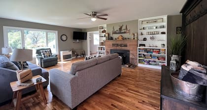 Cozy retreat on 3 acres near Lost Creek Lake. Pet Friendly
