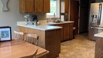 Een koelkast, een magnetron, een oven, een kookplaat