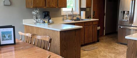 冷蔵庫、電子レンジ、オーブン、コンロ