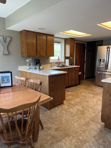 Cozy retreat on 3 acres near Lost Creek Lake. Pet Friendly 