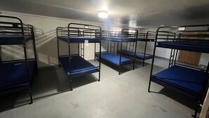 Ein Zimmer mit einer Reihe von Etagenbetten.