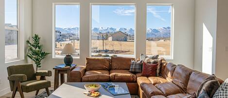 Smart-tv, eldstad och ett bordtennisbord