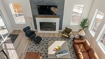 Smart TV, fireplace, table tennis