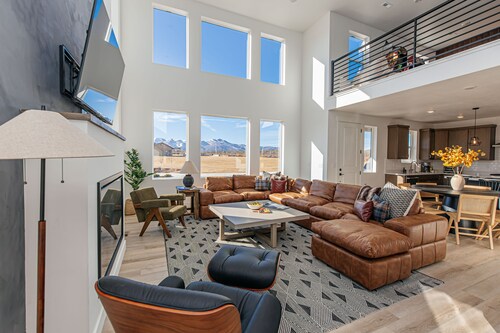 Ski&Tee Mountain Chalet: modern retreat w/ golf simulator, hot tub, & game room