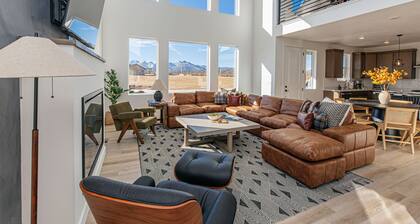Ski&Tee Mountain Chalet: modern retreat w/ golf simulator, hot tub, & game room