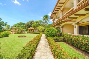 Property grounds - Peaceful 2BR condo with pool near ocean (Playa Junquillal)