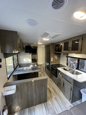 Réfrigérateur, micro-ondes, four, plaque de cuisson