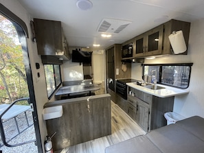 Réfrigérateur, micro-ondes, four, plaque de cuisson