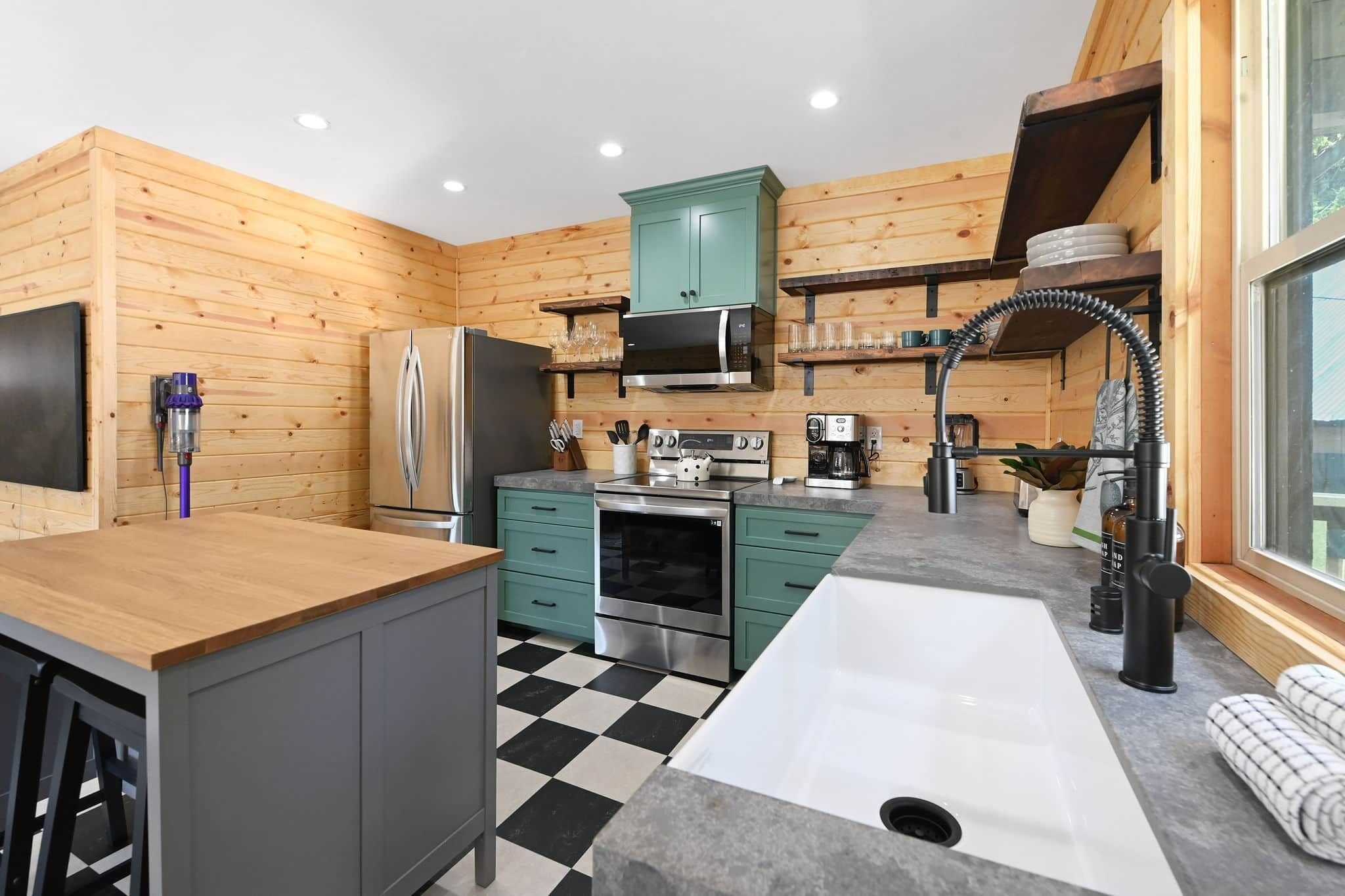 Refrigerador, microondas, horno y parrilla de estufa 