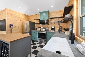 Geladeira, micro-ondas, fogão, cooktop