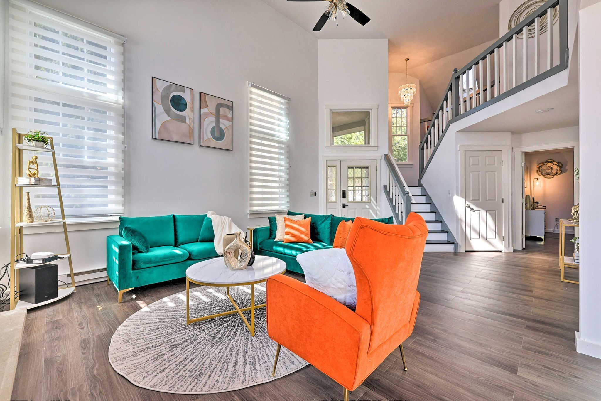 TV connectée, cheminée, table de tennis de table, livres